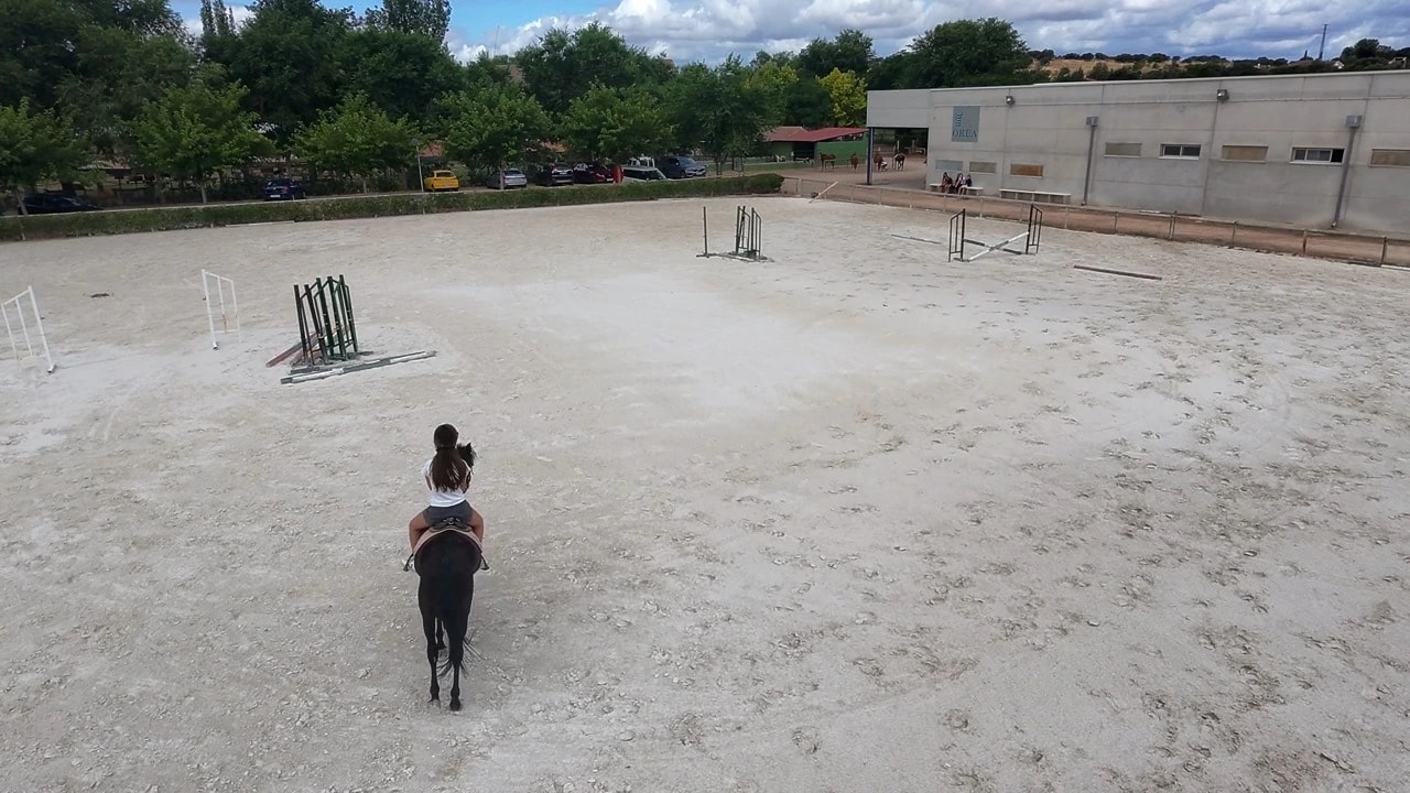 Jinete a caballo en la pista exterior de Orea