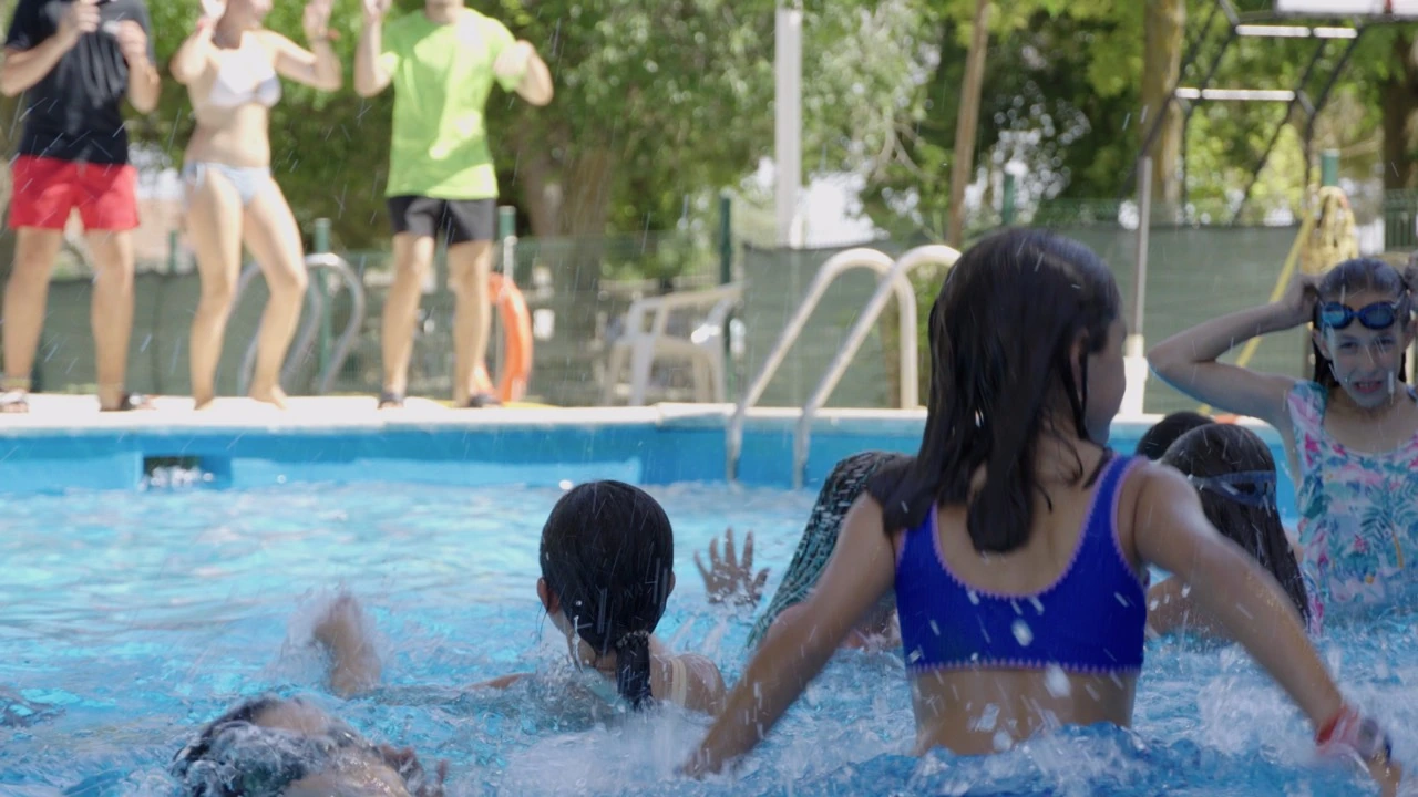 Participantes disfrutando de una actividad de verano en la piscina de Orea