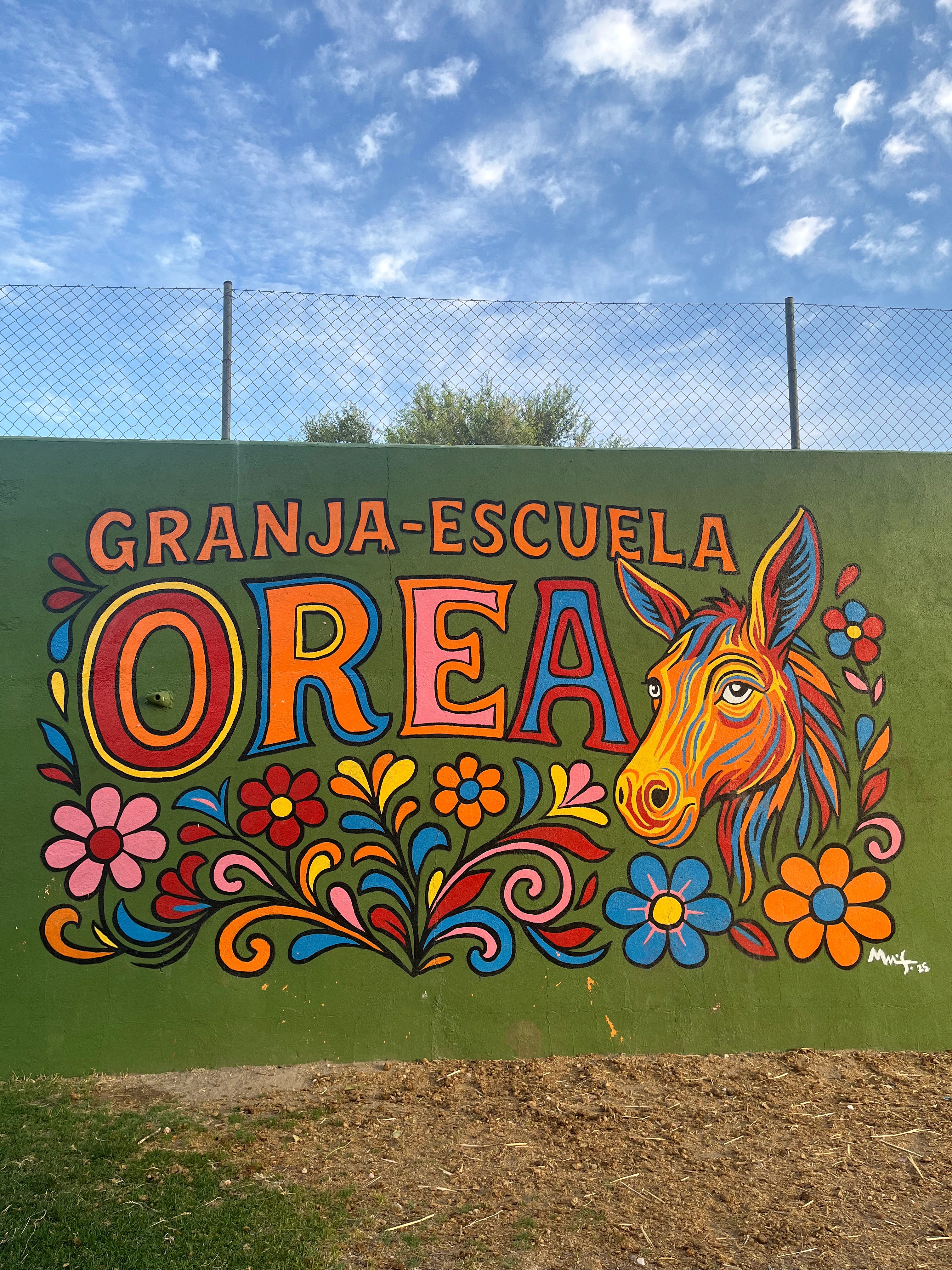 Mural de Orea pintado sobre una pared de la finca