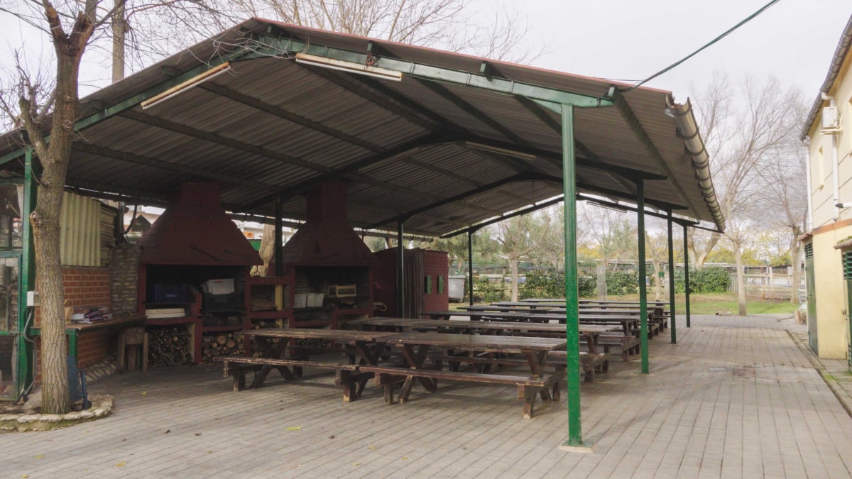 Porche cubierto con mesas de la finca Orea